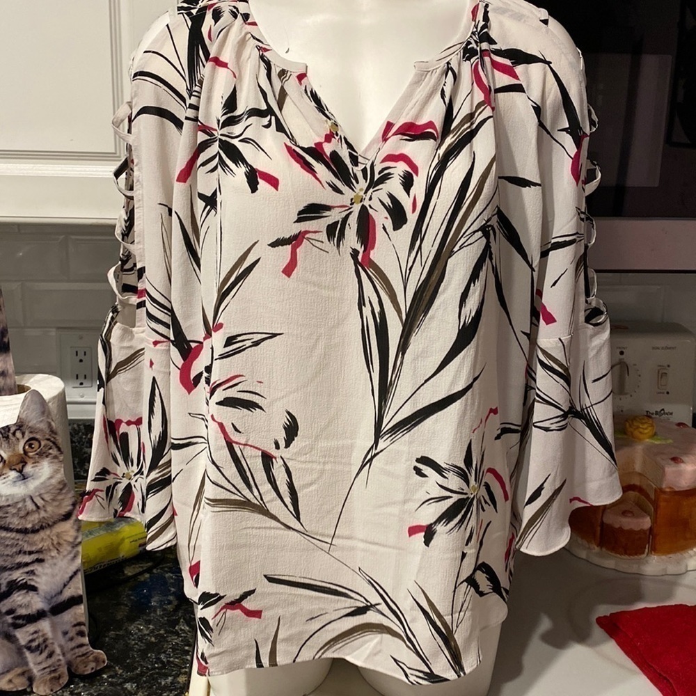 G womens Jennifer Lopez 3/4 sleeve floral very nice plus size top XXL.